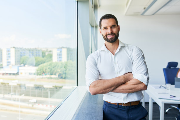 自信的商人在公司办公室微笑的肖像图片下载