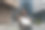 身穿皮夹克的酷岩女商人站在公司大楼外的小互联网公司老板。女商人戴着太阳镜在城市街道附近的办公楼图片下载