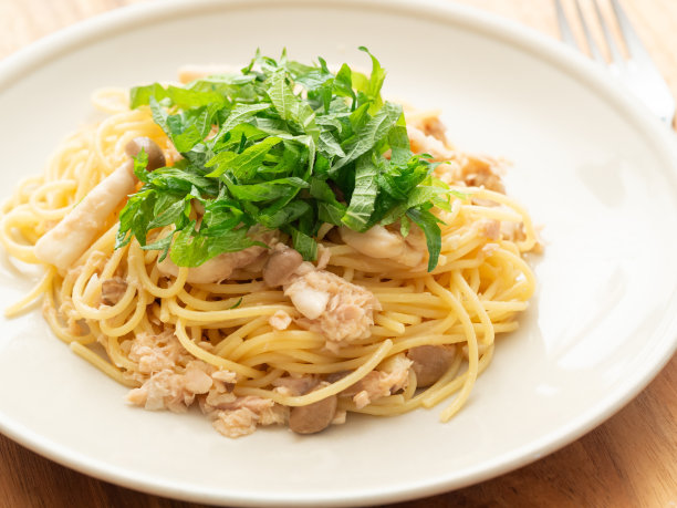 日式金枪鱼蘑菇意大利面图片下载