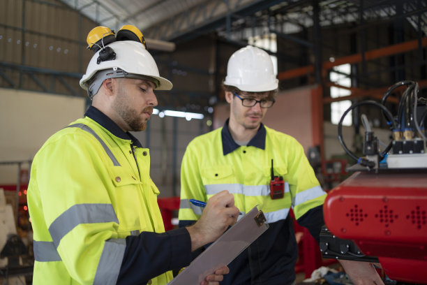 负责工厂机械臂的维修和编程。图片下载
