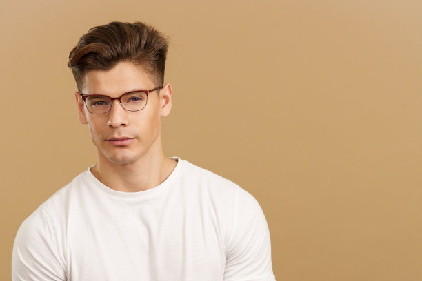 戴眼镜的帅哥看着相机图片下载