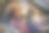 一名乘客拿着相机，与两位年长的女性朋友在汽车里享受一日游图片下载