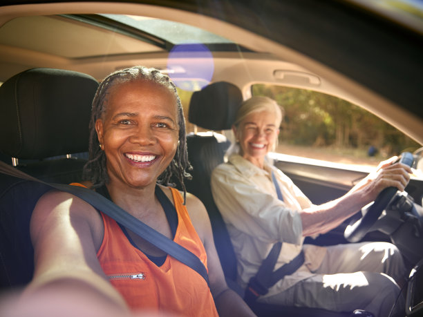 乘客用手机自拍，两个年长的女性朋友在车里享受一天图片下载
