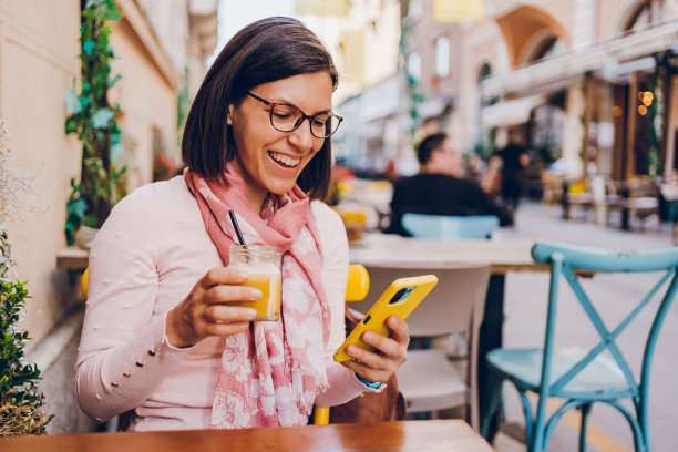 一位年轻女子在咖啡馆里享受图片下载