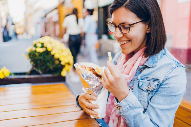 年轻女人在吃陀螺图片下载