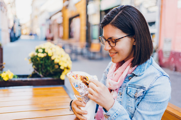 年轻女人在吃陀螺图片下载