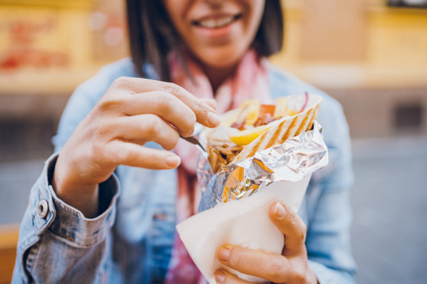 年轻女人在吃陀螺图片下载