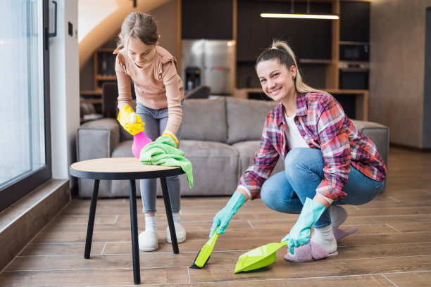 母亲和女儿在打扫房子图片下载