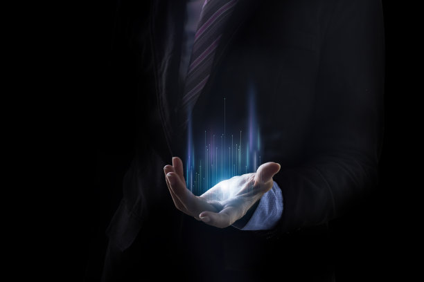 商人西装革履，双手张开，设计轻盈。商人手里开着蓝色的灯，行了。下一代技术的数字化转型概念图片下载