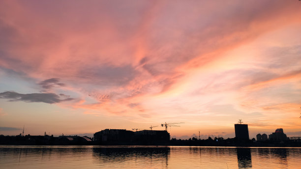 基辅市日落时的高楼景观图片下载