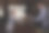 女商务人士手持信用卡在自助餐厅用免接触wi-fi银行卡付款给拿着付款机的服务员。现代支付无触碰概念。图片下载