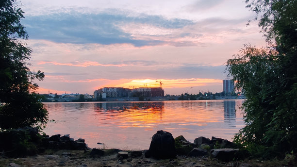基辅市日落时的高楼景观图片下载