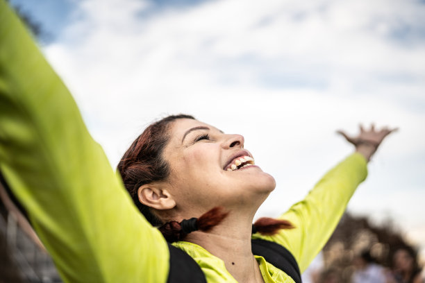 中年成年妇女，双臂在户外伸展图片下载