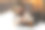 一位年轻漂亮的女士正躺在床上，一边打电话，一边看着笔记本电脑图片下载