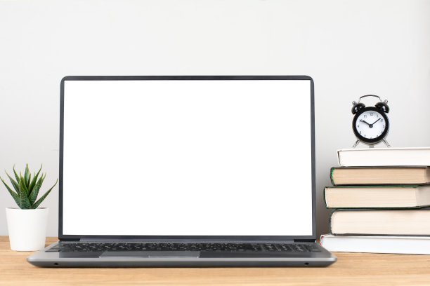 笔记本电脑与空白屏幕在木桌上图片下载