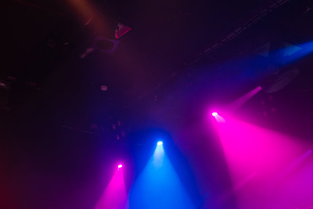 紫色和蓝色的风景光在黑暗的背景上发出烟雾图片下载