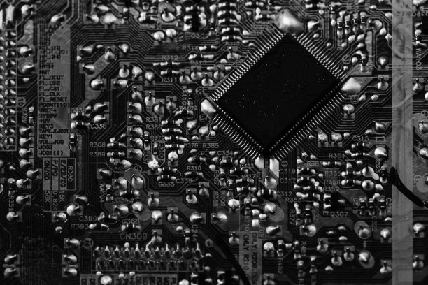 印有微芯片和电容器的电路顶视图，特写图片下载