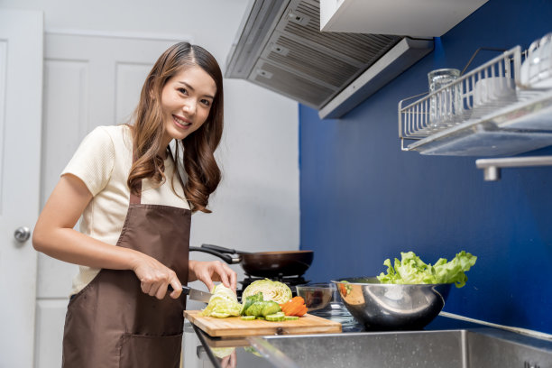 亚洲妇女做健康食品沙拉要保持健康，吃对身体有益的食物要清洁，如在做事前洗手图片下载