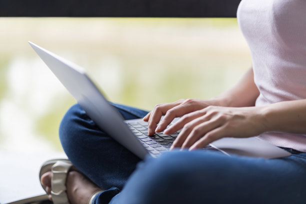 亚洲女学生在大学附近学习备考。通过连接到互联网的手机或笔记本电脑进行交流。知识来源丰富图片下载