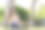 亚洲女学生在大学附近学习备考。通过连接到互联网的手机或笔记本电脑进行交流。知识来源丰富图片下载
