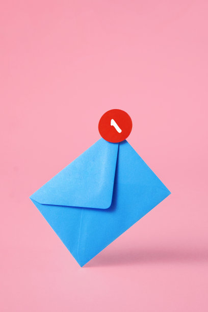 粉色背景的蓝色信封图片下载