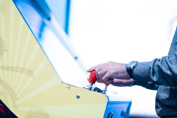 一个人享受街机游戏的特写图片下载