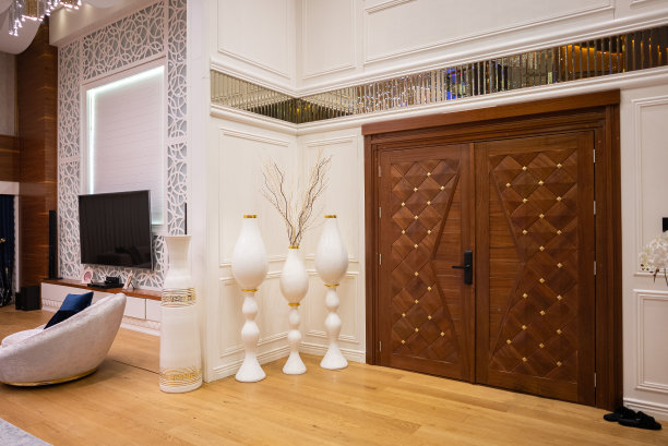 入口门的客厅风格的房子与木制装饰图片下载