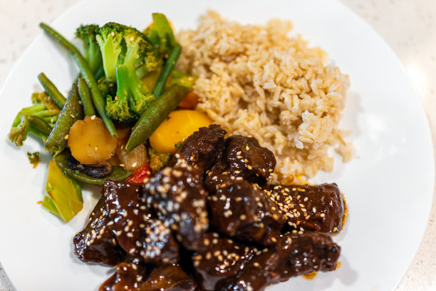 熟肉牛心配芝麻酱配糙米花椰菜炒青菜大特写白餐健康盘图片下载