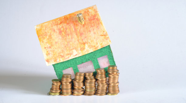 房屋装修成本上升，房屋价格上涨，样板房与堆积的钱。免费拷贝空间图片下载