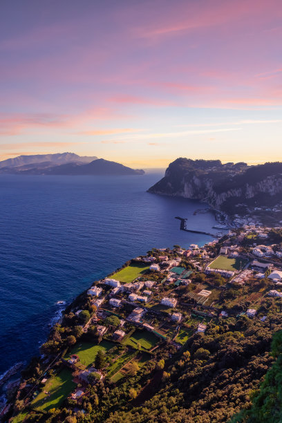 意大利那不勒斯湾卡普里岛上的旅游小镇。图片下载