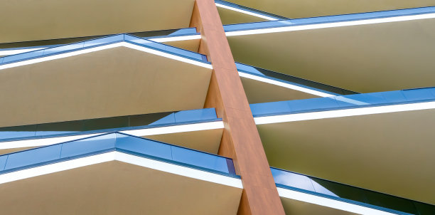 几何建筑细节现代阳台玻璃栏杆。外观设计房屋。当代建筑现代建筑阳台背景建筑混凝土和玻璃现代立面面板图片下载