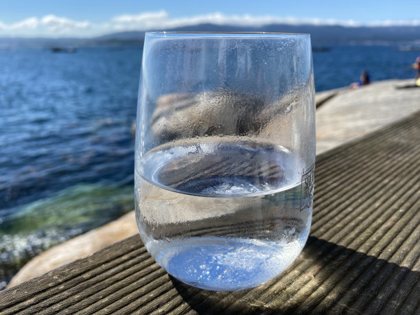 炎炎夏日，在海边喝一杯凉水图片下载