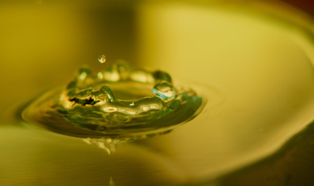 一滴水花溅在金色的液体上(SPA模板)图片下载