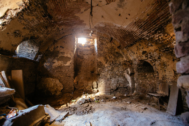 废弃的、空的、黑暗的地下拱形地窖图片下载