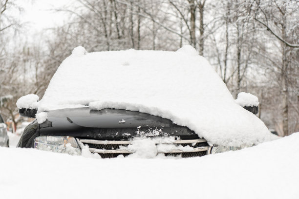 汽车挡风玻璃下了一层雪，冬天冻住了车窗图片下载