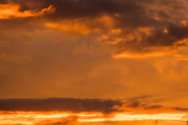 日落日出，橙色火色的天空。神的概念，灵感，火，宁静，启示录，神秘和壮观。图片下载