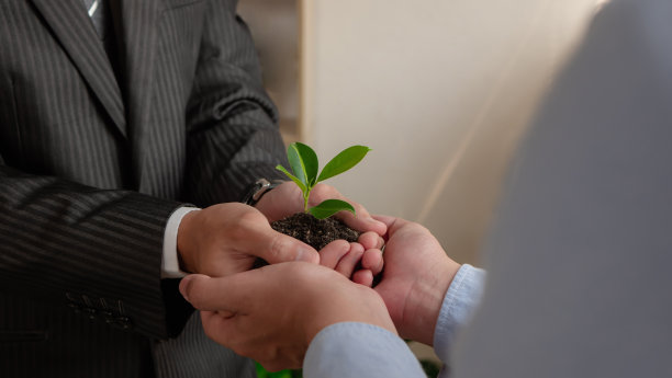 商人们正在共同经营一家工厂。它是全球变暖运动的概念，环境保护，保护自然的重要性和一个世界环境日。图片下载