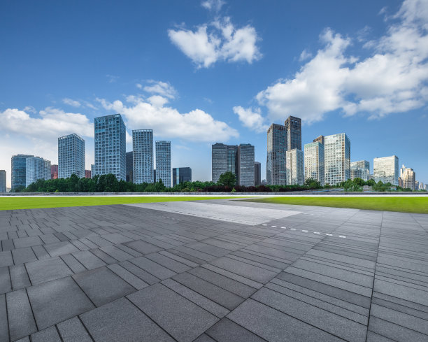 中国北京空无一人的城市广场路和现代商务区办公楼图片下载