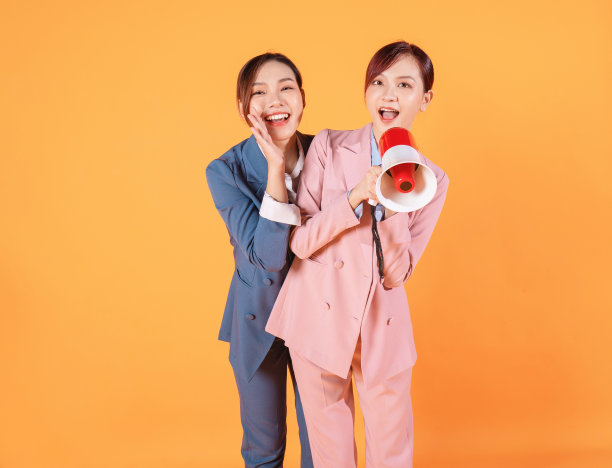 照片上的两个年轻的亚洲女商人的背景图片下载