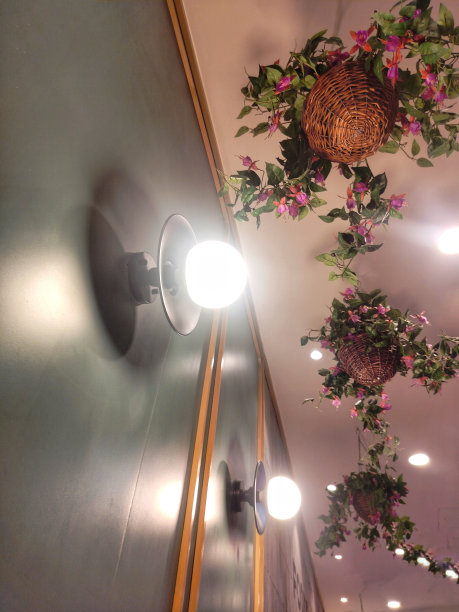 餐厅里的灯光和鲜花的照片图片下载