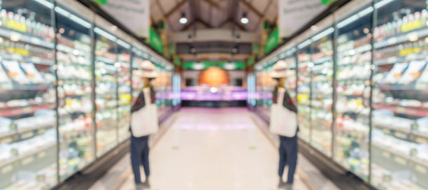 超市杂货店的过道和货架背景模糊图片下载