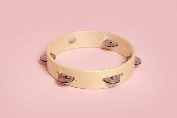 乐器手鼓在工作室粉红色的背景。用打击乐器学习音乐图片下载