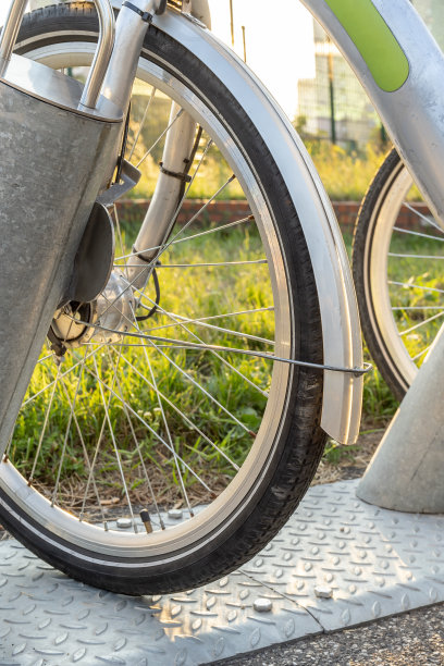 自行车车轮靠近点。公园的停车位上有一排自行车。夏天，春天活动。自行车，新生活方式图片下载