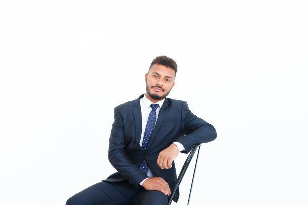 黑色巴西男子的肖像，穿着白色背景的西装图片下载