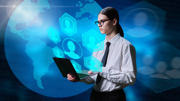 学生用笔记本电脑进行全球在线交流图片下载