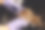 剪裁照片的女人发型师发型师美容师穿着蓝色橡胶手套洗长黑色假发假发。图片下载