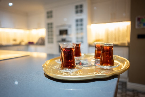 土耳其茶用传统风格的茶杯盛在家里图片下载