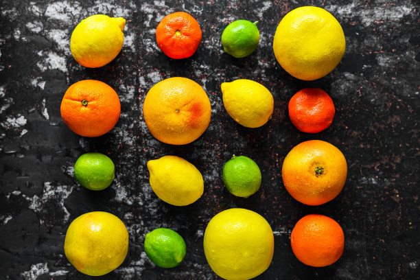 高角度视图的新鲜柑橘水果安排在纹理表面图片下载