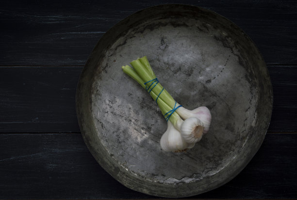 厨房烹饪食物用的蒜瓣和蒜头图片下载