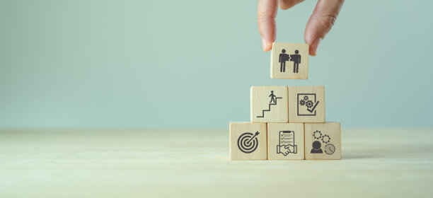 入职新员工流程概念。确保新员工能够与他们的新团队一起开始工作。工作人员入职实践和组织社会化。图片下载